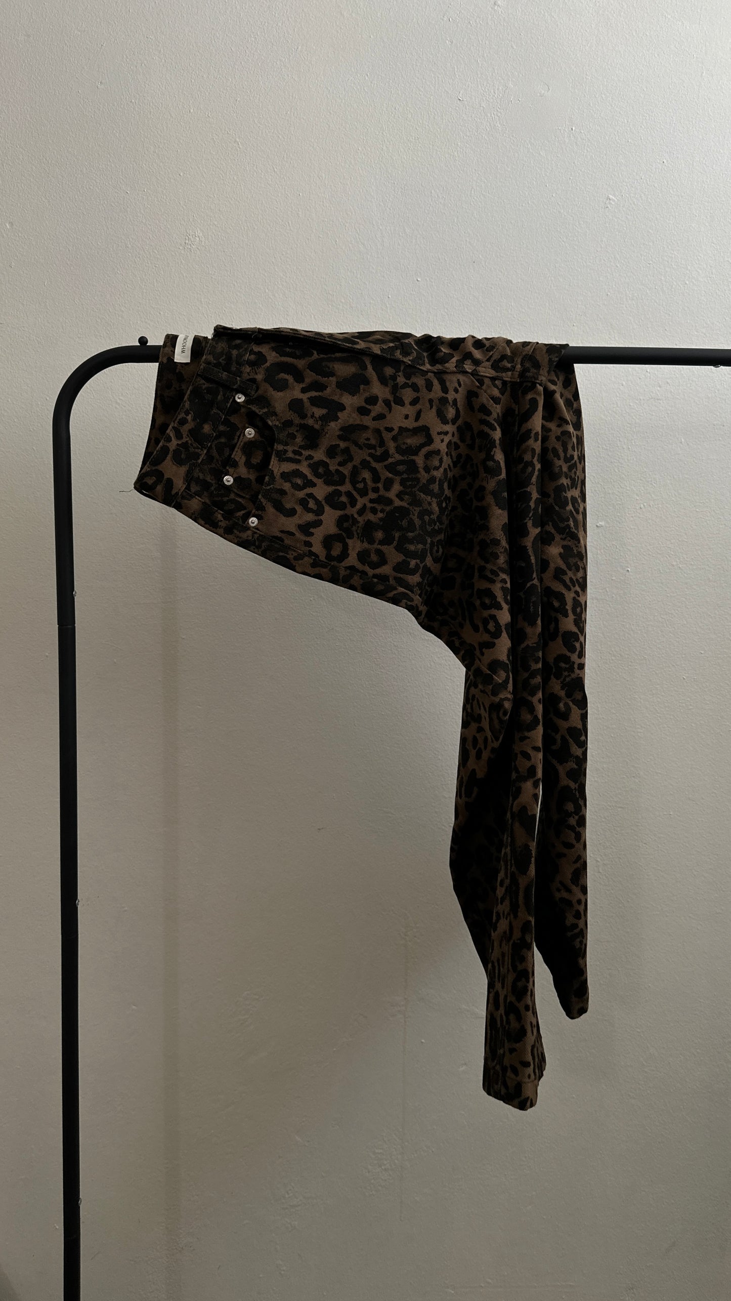 leo pants